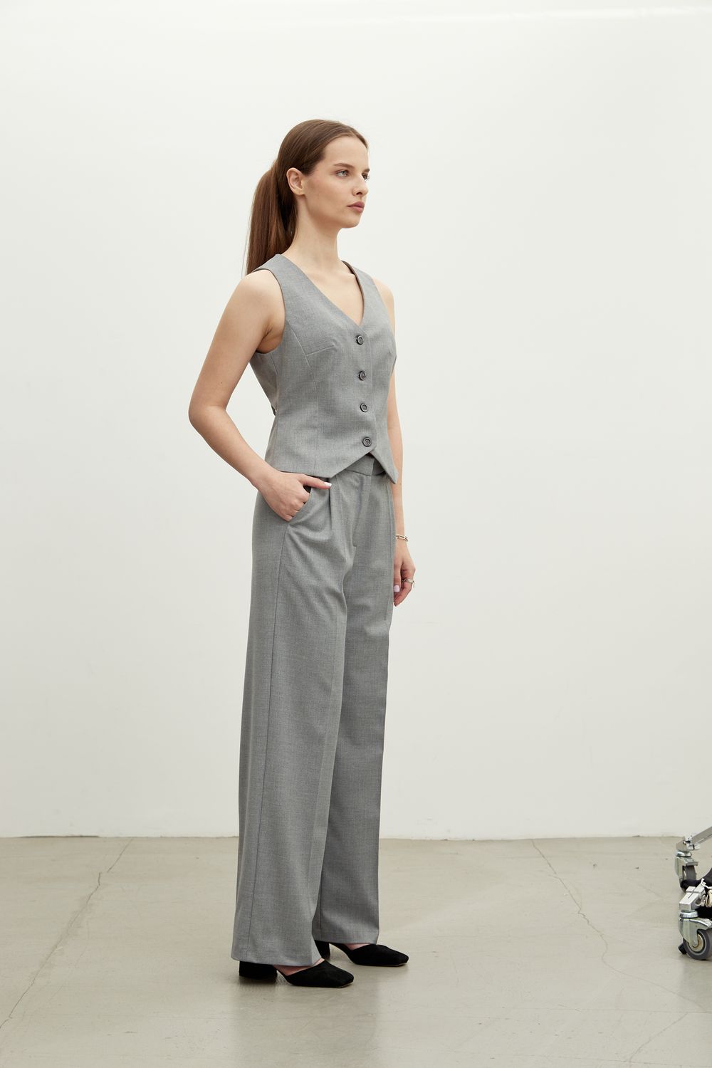 Комплект из серой вискозы: Брюки Палаццо на молнии + Жилет