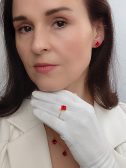 Кольцо Миражи тонкое с красным кристаллом-кубиком Swarovski