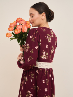 Платье с кружевными вставками