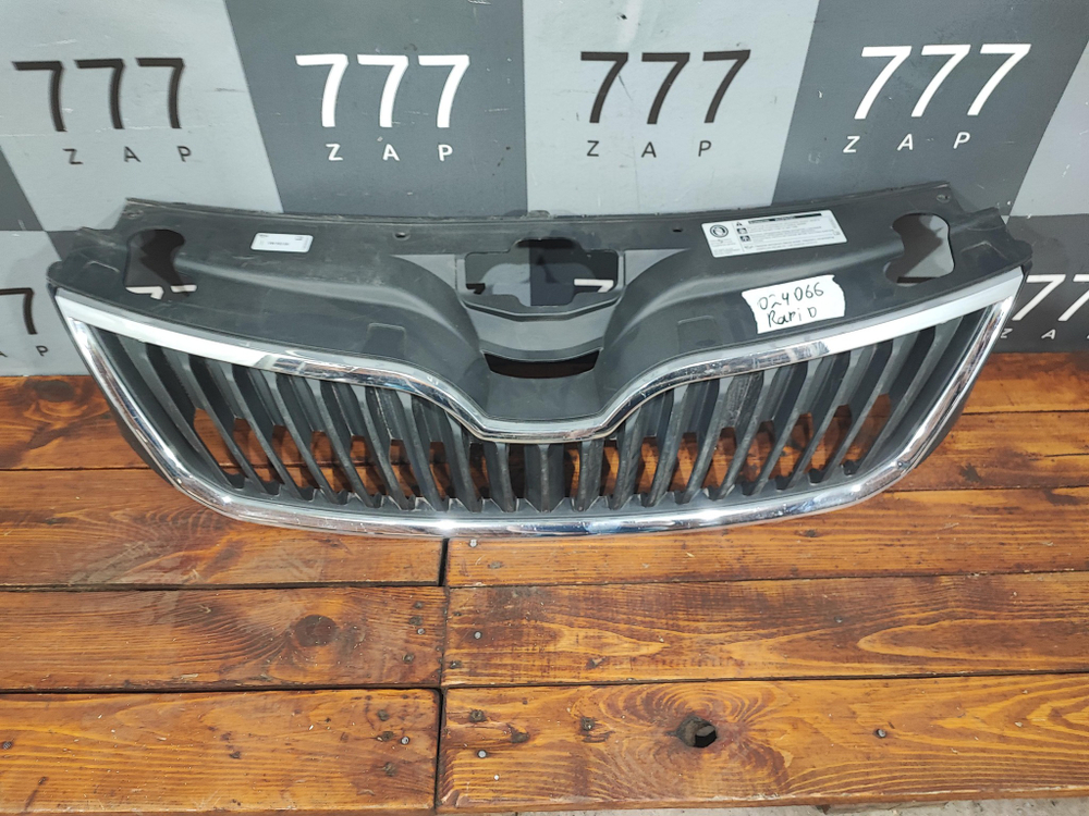 Решетка радиатора Skoda Rapid 1 12-20 Б/У Оригинал 5JA853668