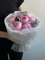 Букет 7шт нежно-розовых пионов и незабудки