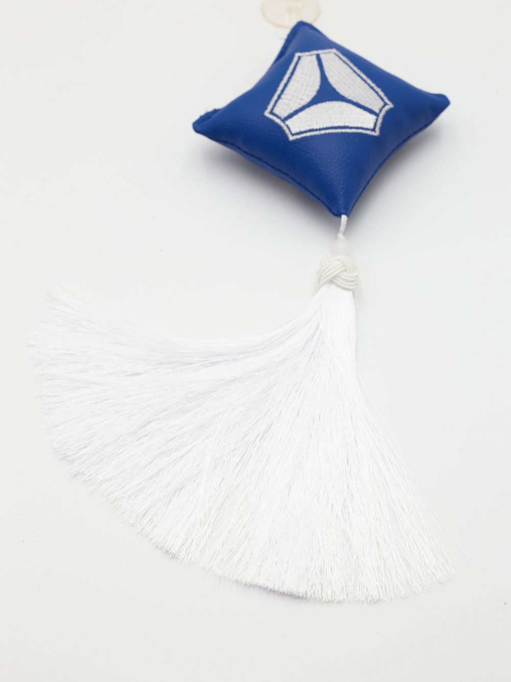 Ромб объемный на присоске SITRAK (экокожа, синий, белая вышивка, кисть)