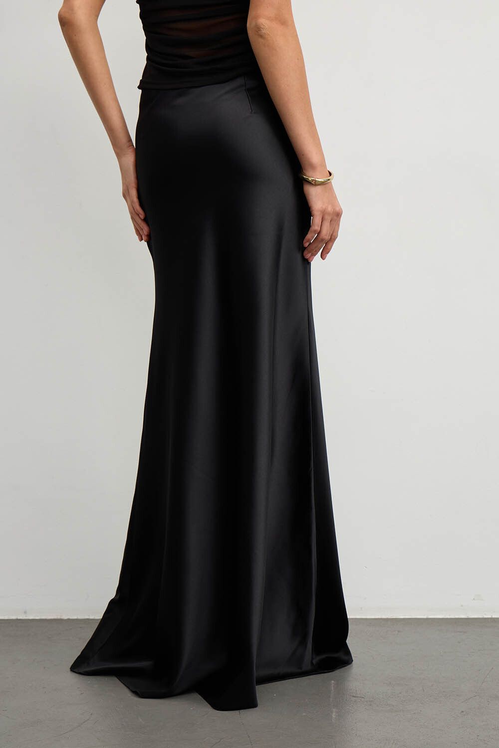 Юбка макси из атласа черного цвета