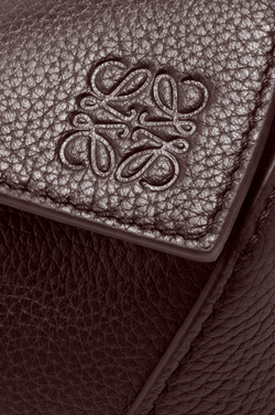 Loewe Мини-сумка Puzzle Edge из мягкой зернистой телячьей кожи, темно-каштановый