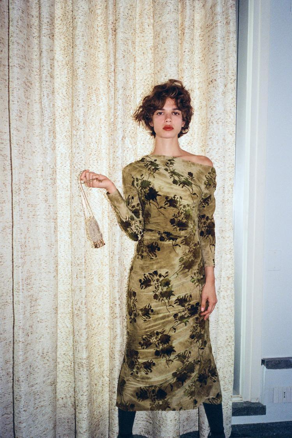 ZARA ПЛАТЬЕ ИЗ ФЛОКА СО СБОРКАМИ, СВЕТЛО-БЕЖЕВЫЙ