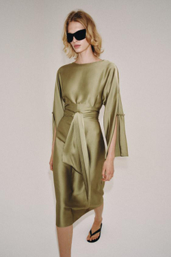 ZARA АТЛАСНОЕ ПЛАТЬЕ МИДИ — ZW COLLECTION, ОЛИВКОВЫЙ