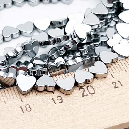 Гематит Сердце бусины (имитация), цвет серебристый, размер около 6 мм, цена за 32-33 шт (1/2 нити)