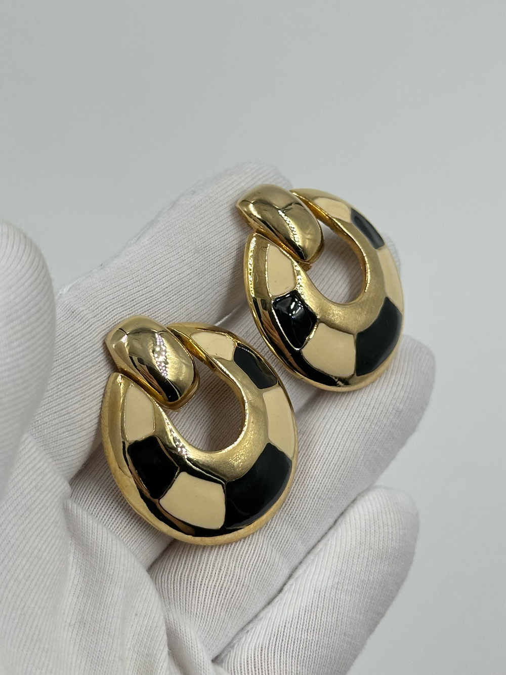 Клипсы с чёрной и кремовой эмалью