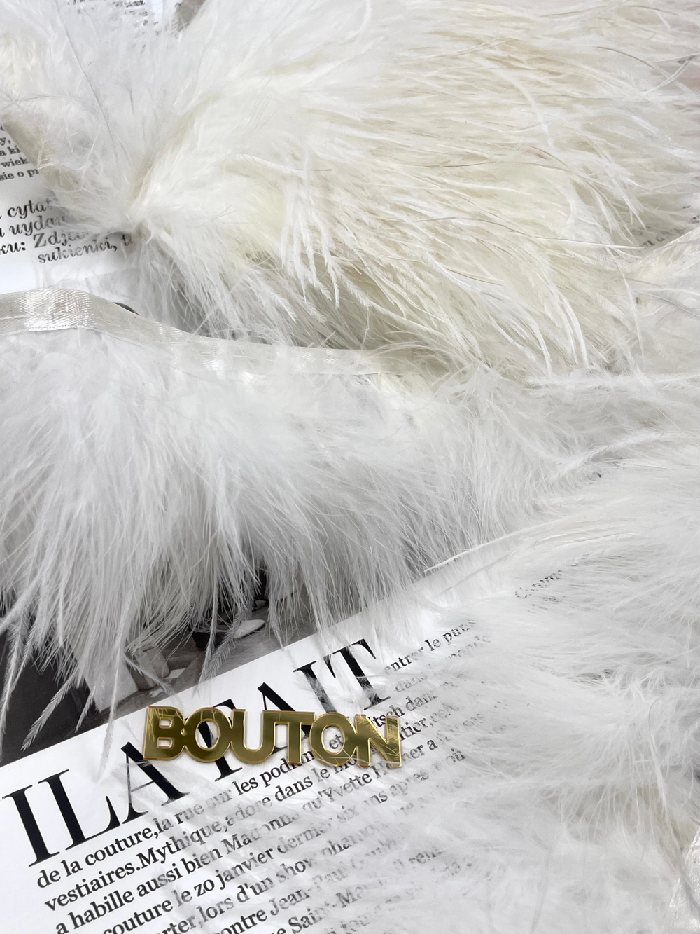 Белые перья на ленте марабу и страус