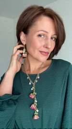 Серьги "Розы" бутоны натуральных роз в зеленом оттенке и кварцы, оттенок золото