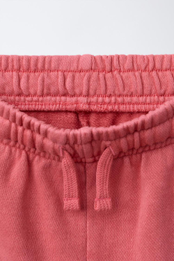 ZARA КОМПЛЕКТ ИЗ ФУТБОЛКИ И ШОРТОВ С НАДПИСЬЮ, КРАСНЫЙ