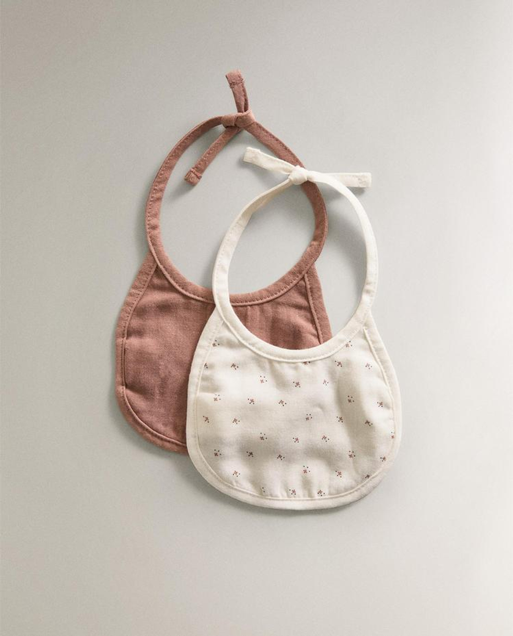 ZARA HOME ДЕТСКИЙ НАГРУДНИК С ЦВЕТОЧНЫМ ПРИНТОМ (2 ШТ.), ЭКРЮ