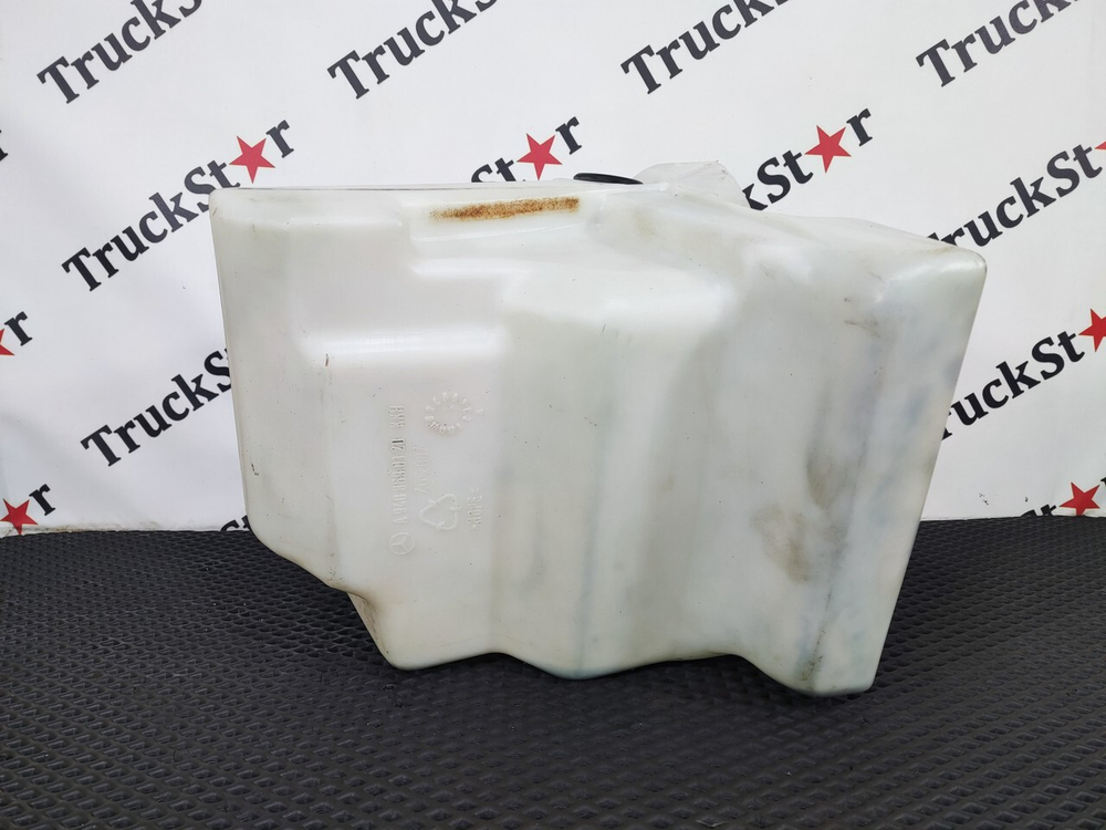 Бачок омывателя лобового стекла 2018г.