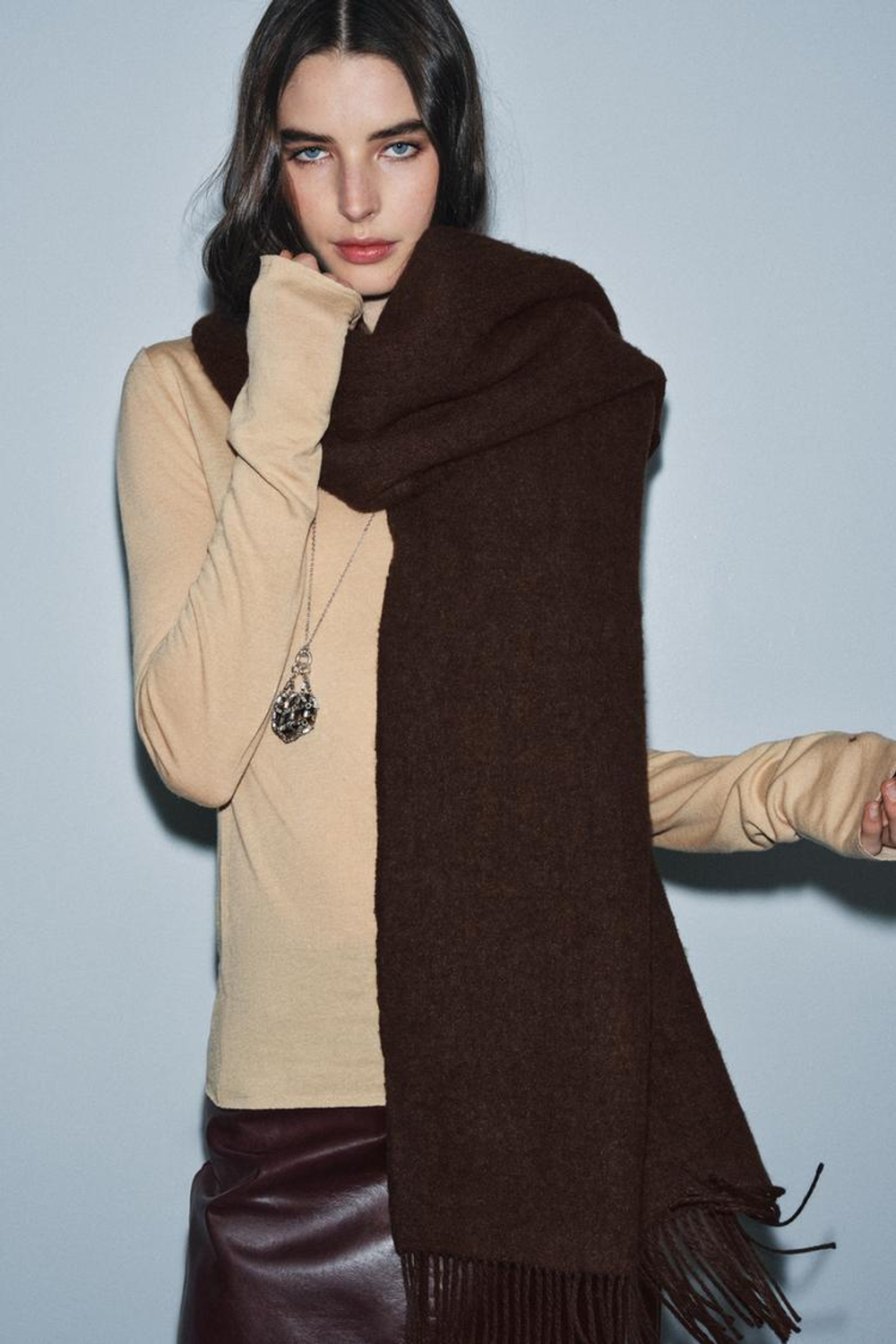 ZARA ГЛАДКИЙ МЯГКИЙ ШАРФ С БАХРОМОЙ, КОРИЧНЕВЫЙ