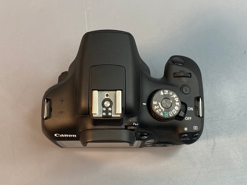 Canon 2000D Kit 18-55mm 3.5-5.6 IS II 800 кадров