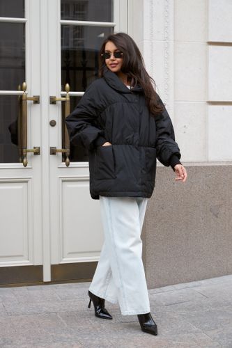 Черный пуховик с воротом-стойкой и скрытым капюшоном