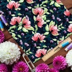 Ткань бифлекс графичные цветы на тёмно-зелёном фоне