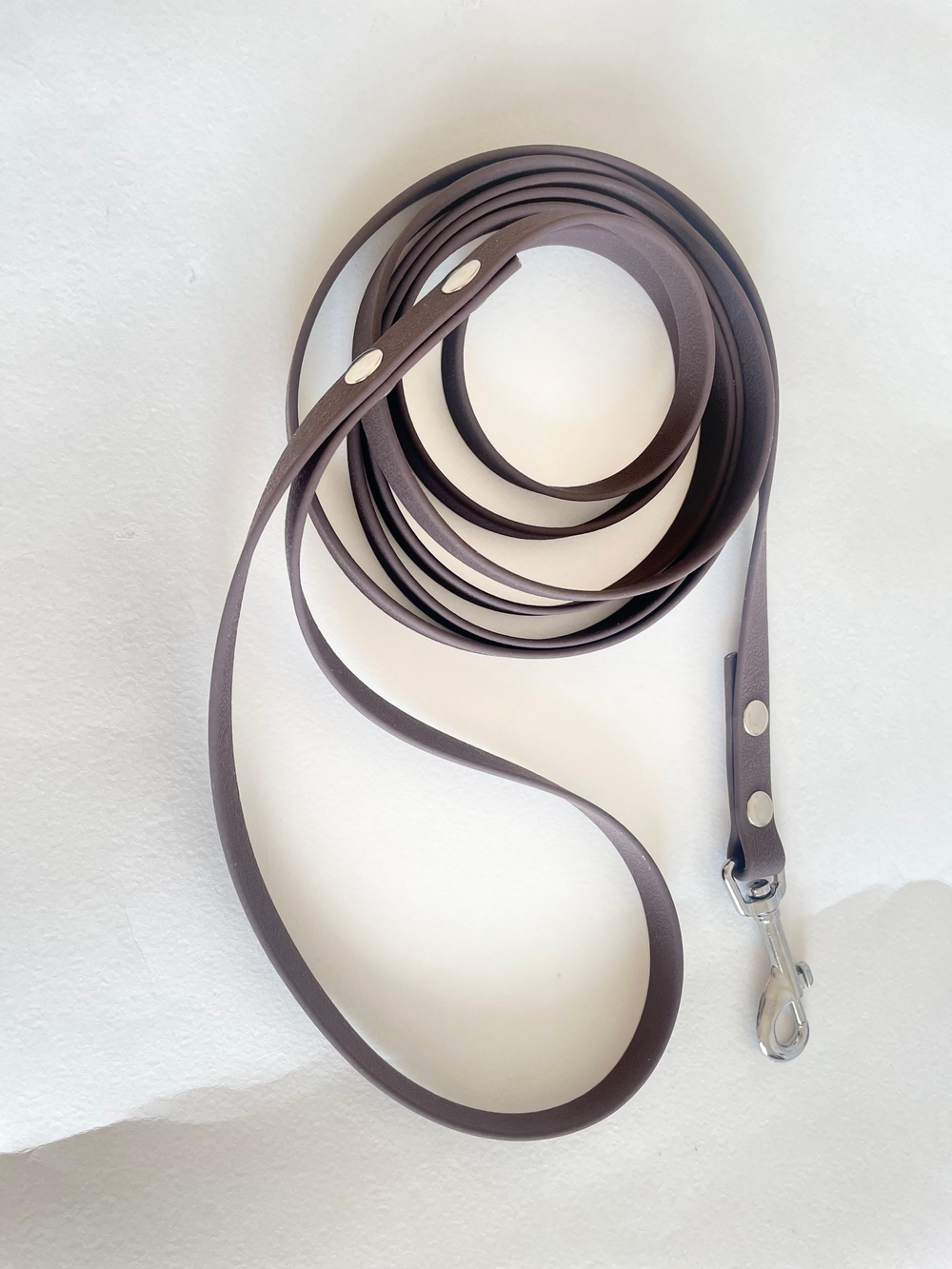 Поводок из Биотана цвет темный кедр, 15 мм , 3 м , теснение под кожу.