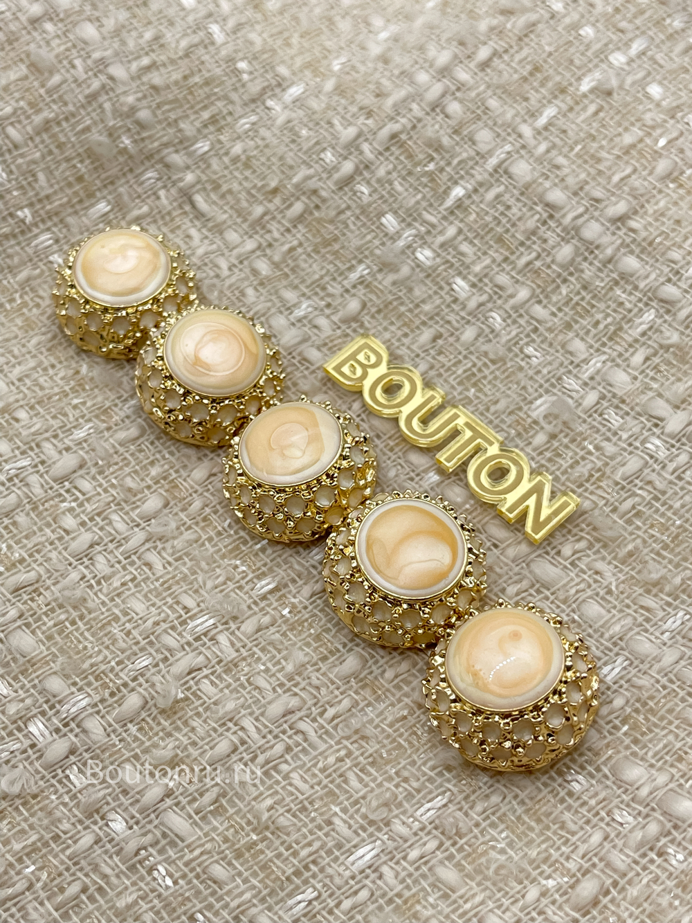 Пуговицы объемные золотистые с молочной персиковой эмалью с переливами