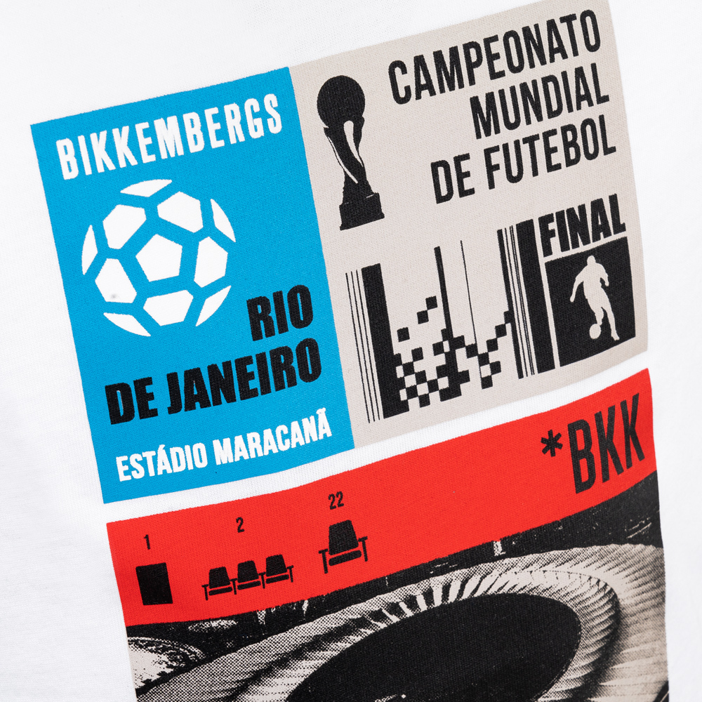 Футболка BIKKEMBERGS Белый/Термопринт: красно-сине-бежево-черный стадион Мальчик