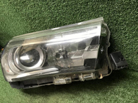 Битая Фара правая Toyota Hilux 8 (2015-2020) LED