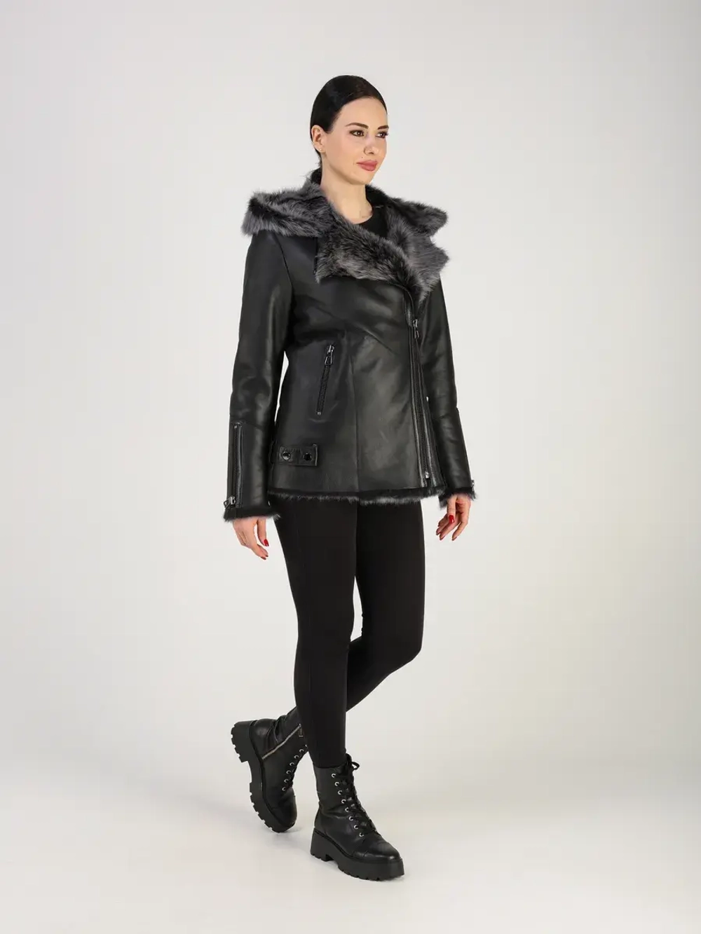 Дубленка зимняя натуральная с капюшоном короткая