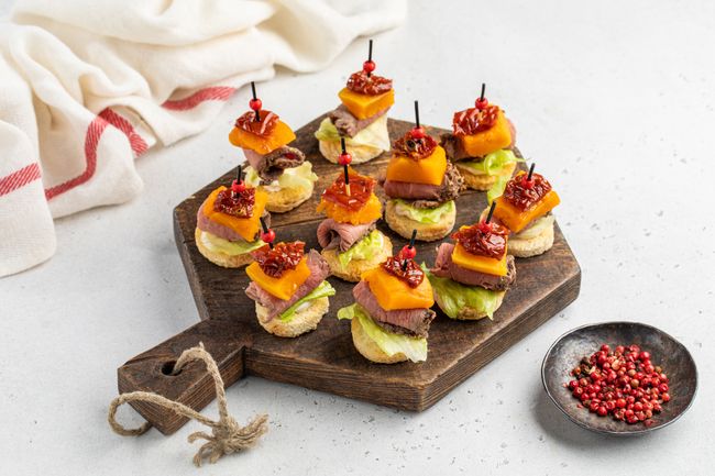 Канапе с ростбифом, тыквой и вялеными томатами, 20 шт.