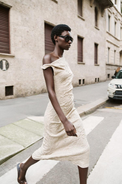 ZARA ЖАККАРДОВОЕ ПЛАТЬЕ СО СКЛАДКАМИ, РОЗОВАТО-КОРИЧНЕВЫЙ