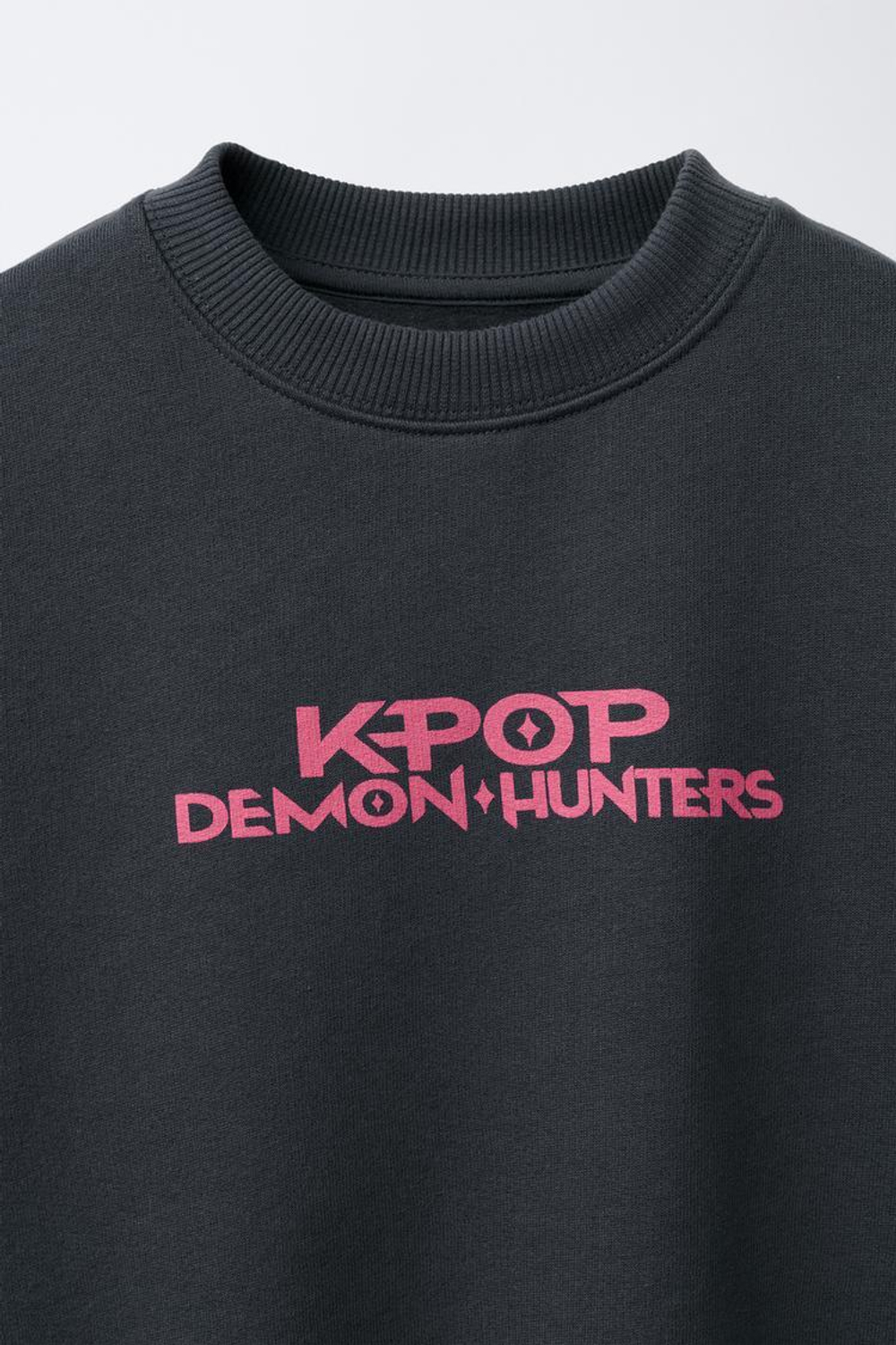 ZARA ТОЛСТОВКА С ПРИНТОМ KPOP DEMON HUNTERS™ NETFLIX ©, АНТРАЦИТОВО-СЕРЫЙ