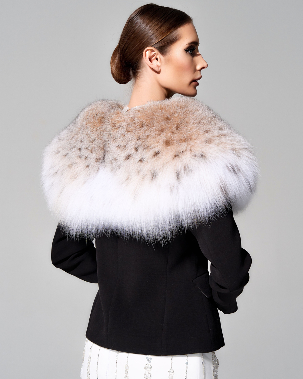 Приталенный жакет из итальянского крепа с меховой отделкой рыси