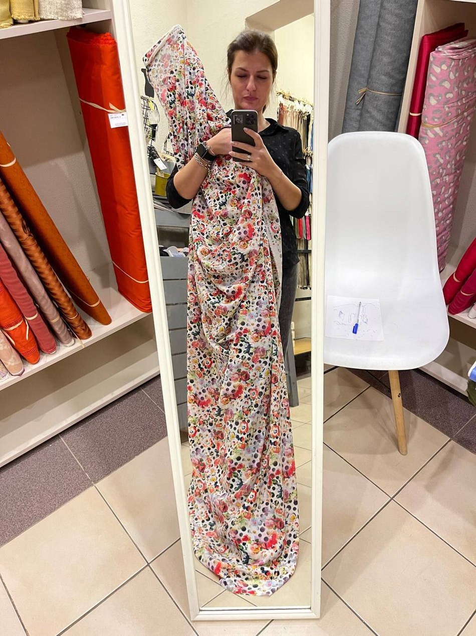 Плательно-блузочный крепдешин с рисунком (Alta Moda, 100%шелк, Белый фон/размытый темный горох и яркие цветы, 135, 80 гр/м2)