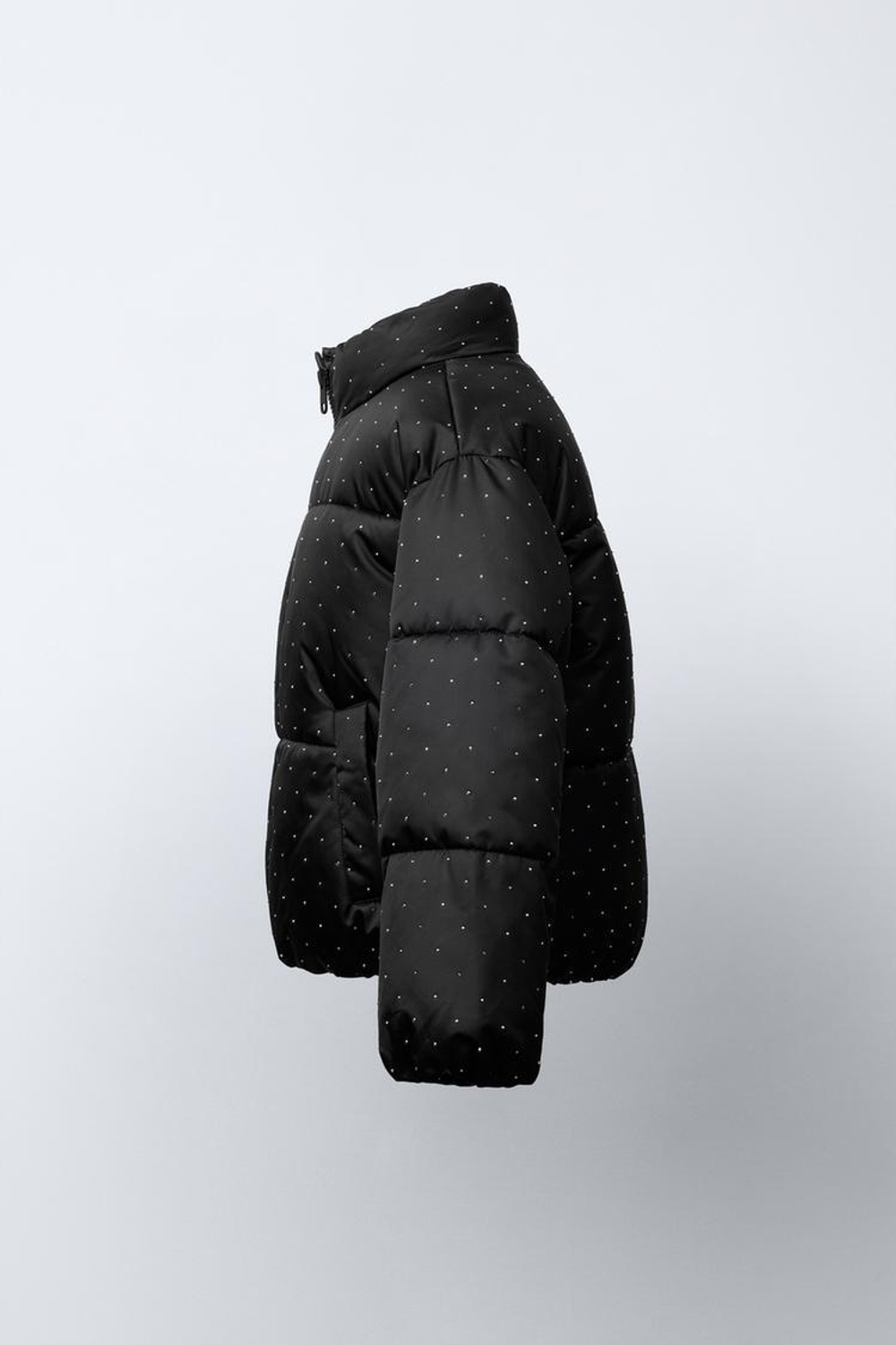 ZARA СТЕГАНАЯ КУРТКА СО СТРАЗАМИ, ЧЕРНЫЙ