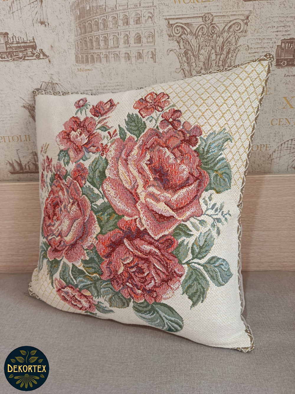 Декоративный гобеленовый чехол Розы белые 47х47