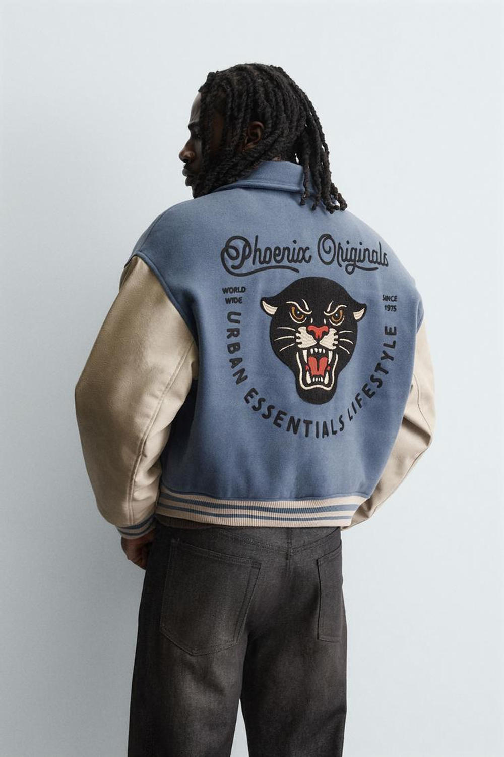 ZARA УТЕПЛЕННЫЙ БОМБЕР С НАШИВКАМИ, СЕРО-СИНИЙ