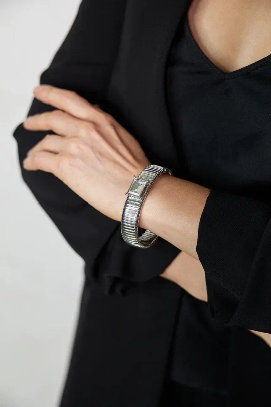 Браслет широкий плоский с прозрачным прямоугольным кристаллом, оттенок серебро