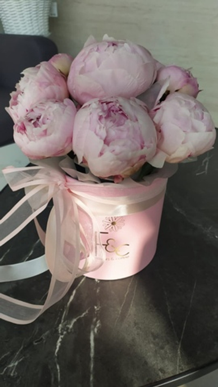 Цилиндр из нежно розовых пионов