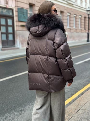 Шоколадный пуховик с удлиненной спинкой и мехом енота