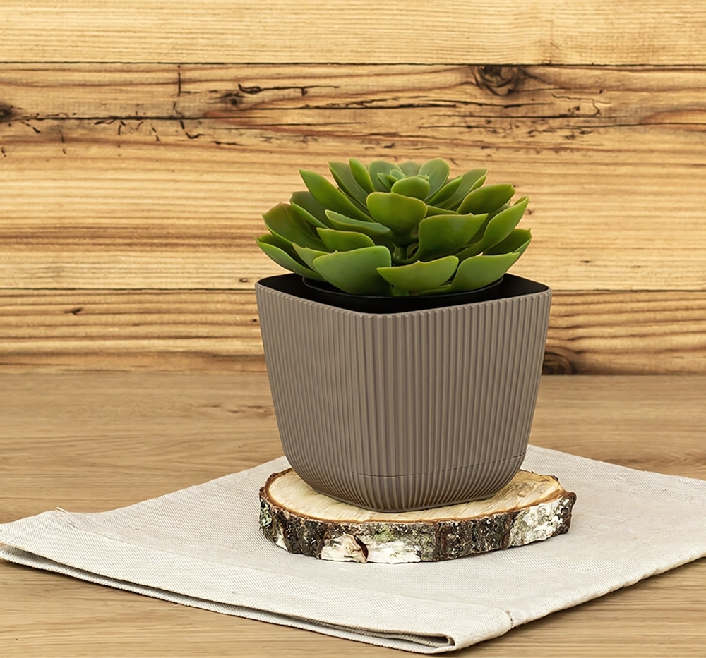 Кашпо ПИКАНТО квадратное 110мм*110мм 0,65 л с пристегнутым поддоном