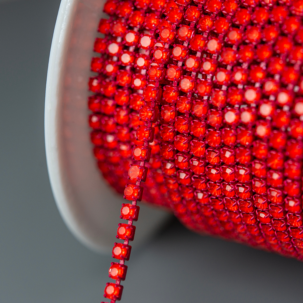 Матовая стразовая цепь, 2мм, красный кристалл в красных цапах