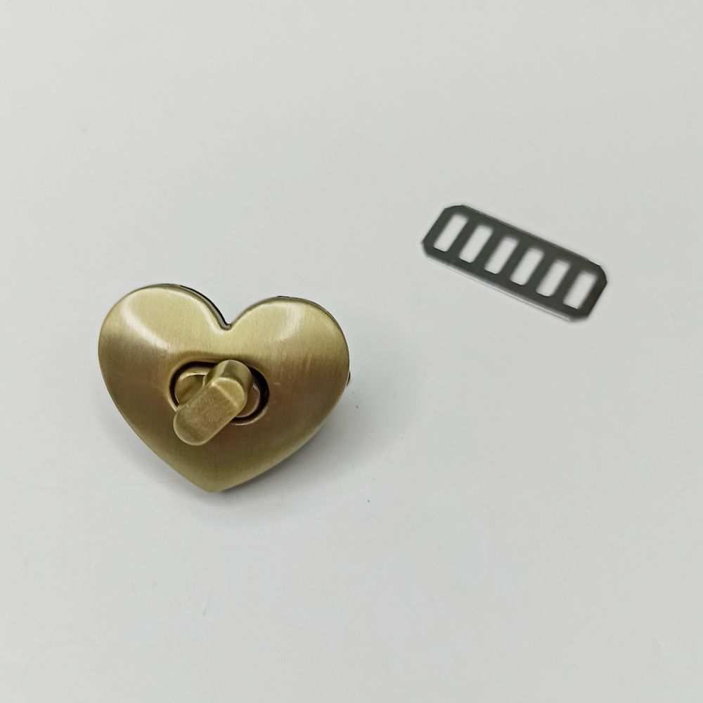 Замок вертушка на винтах 25*30 сердце Антик