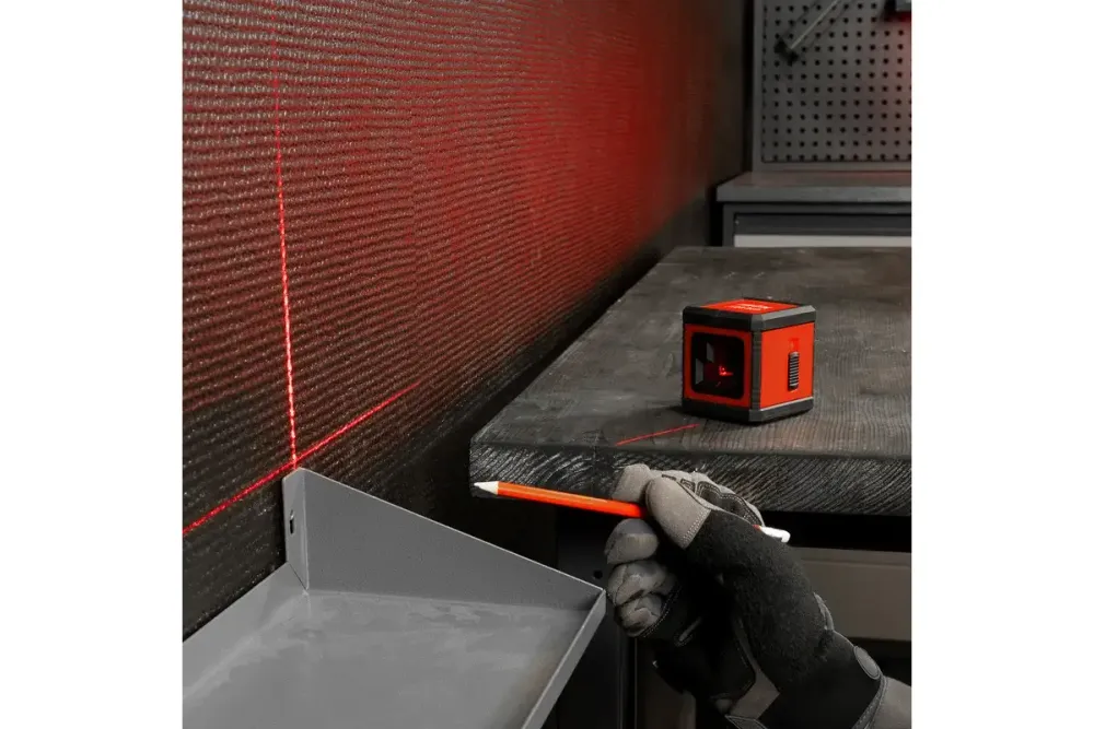 Лазерный уровень XQB RED Basic SET, 10 м, красный луч, батарейки, резьба 1/4" MTX, 35018