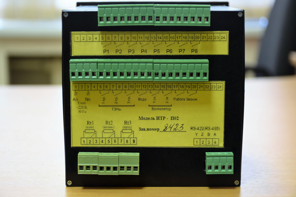 Прибор регулирования температуры и влажности ИТР-П02А