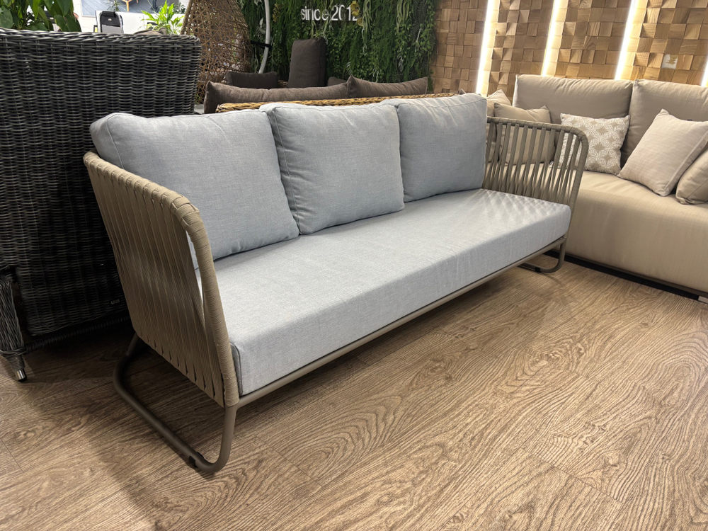 "Багамы" диван 3-местный плетеный из роупа, каркас алюминий бежево-серый (RAL7006) муар, роуп серо-коричневый 23мм, ткань светло-серая