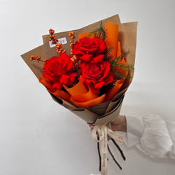 Авторский букет с французскими розами, илексом и хвоей. Букет 1222