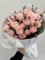 Авторский букет из пионовидных роз с лавандой в оформлении