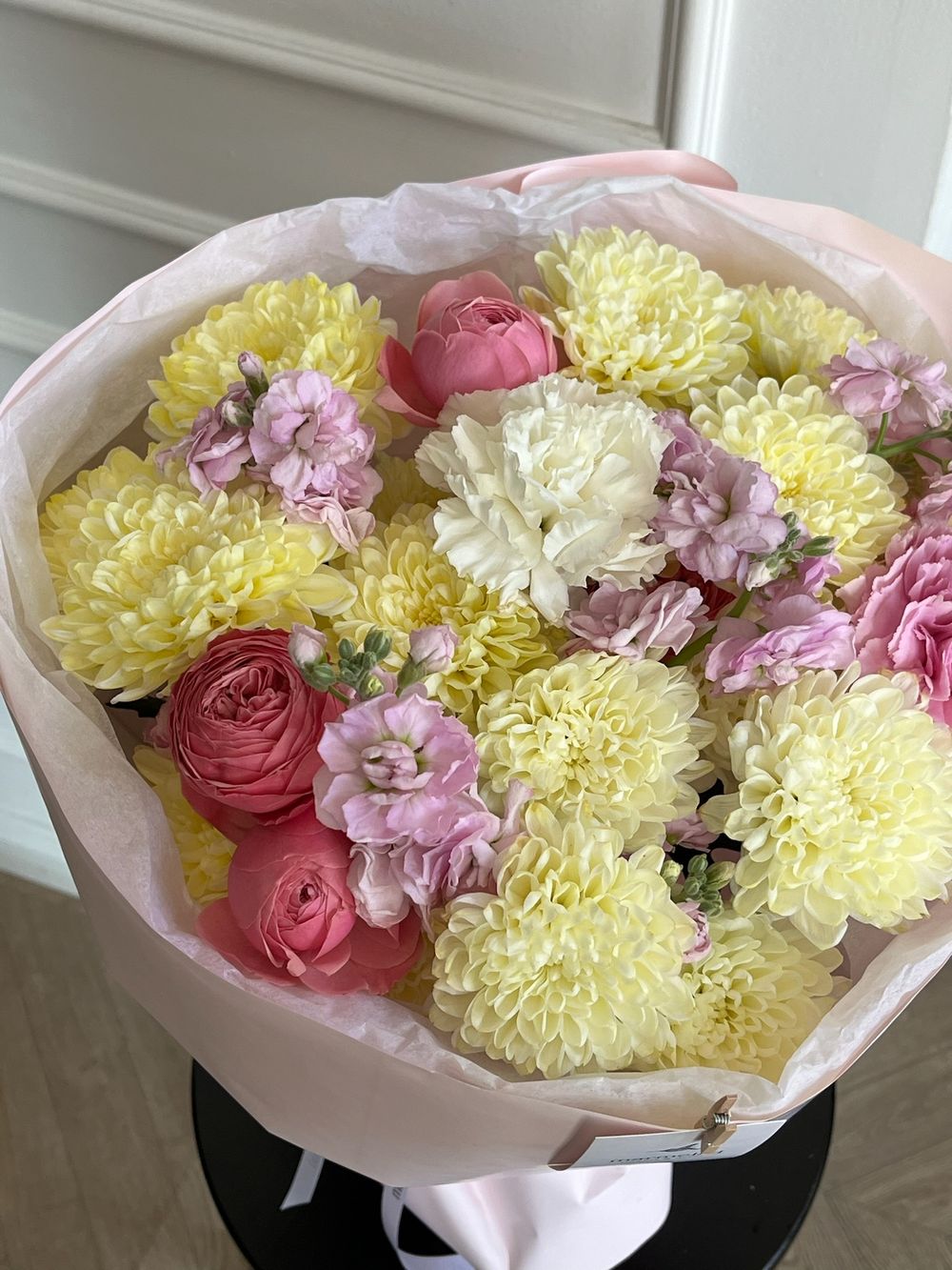 Букет сборный из кустовых пионовидных роз, диантусов, маттиолы и хризантемы