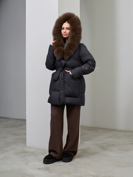 Удлиненный черный пуховик с поясом и коричневым мехом