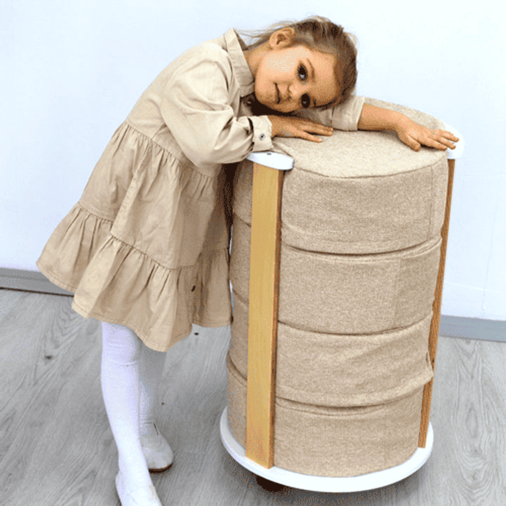 🛏️ Стойка для хранения с подушками — где книги и уют не конкурируют, а дружат 🤝📚