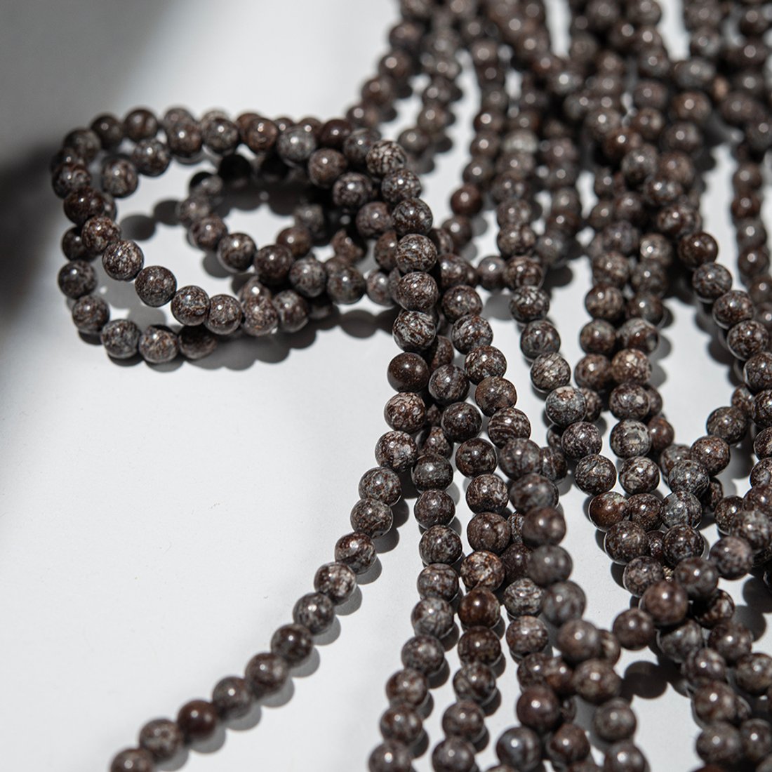 "Кофейный" снежный обсидиан натуральный, бусины в форме шара 4,3мм
