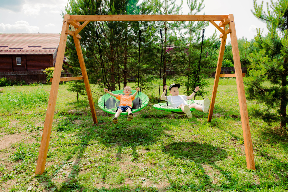 Деревянные качели с двумя качелями гнездо Свиби
